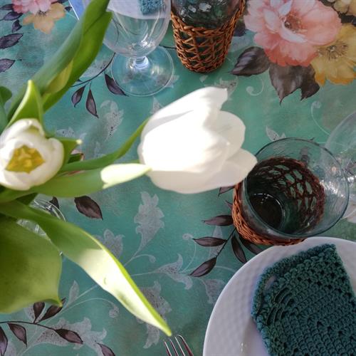 smukke tulipaner på bordet