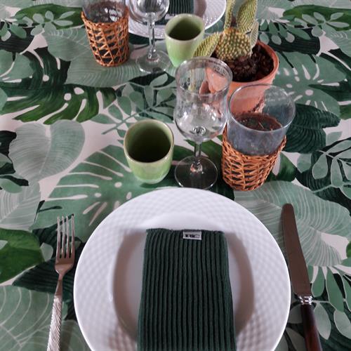 hygge ved det grønne bord med junglemotiver