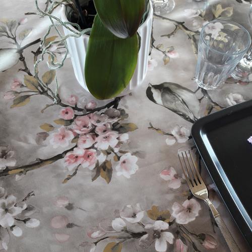 smukke blomster pryder bordet