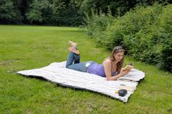 Molly cacao picnictæppe på græsplænen