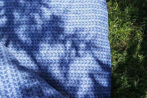Molly Ocean Picnictæppe er syet i et lækkert blåt mønster
