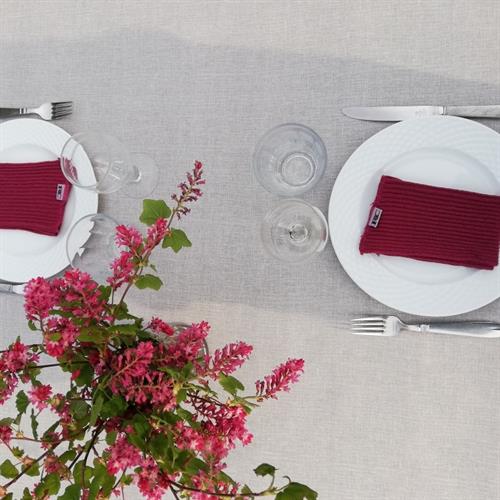 et smukt og enkelt bord med tekstil hørdug
