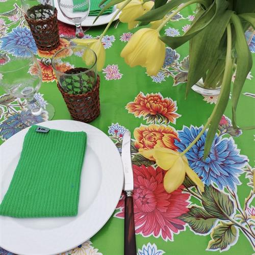 et smukt bord med glad grøn voksdug