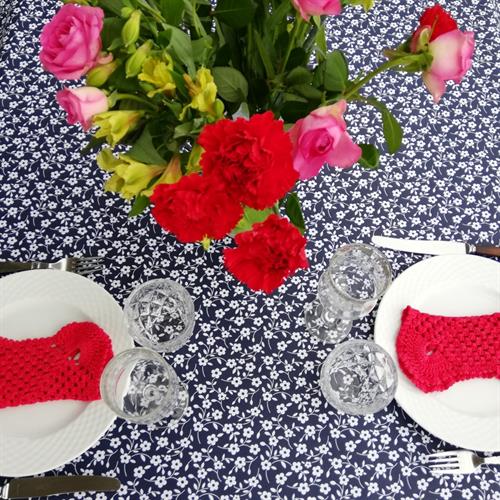 et glad bord med Tekstildug Blå Blomst Olga