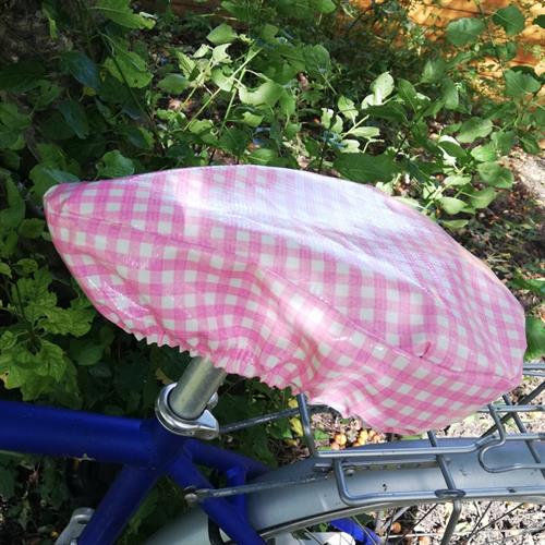 Cykelsadelovertræk Margit Pink Tern holder sadlen tør fra regn