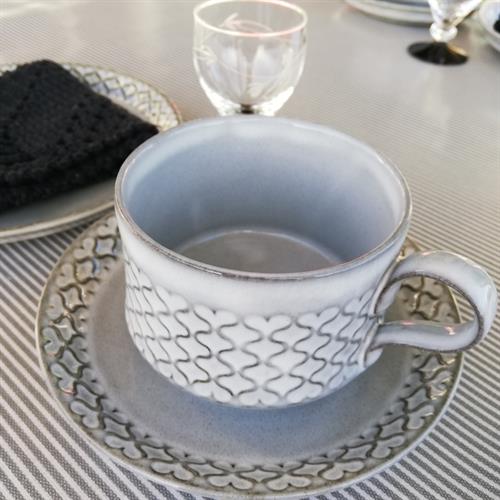 en fin kop til den smukke grå voksdug