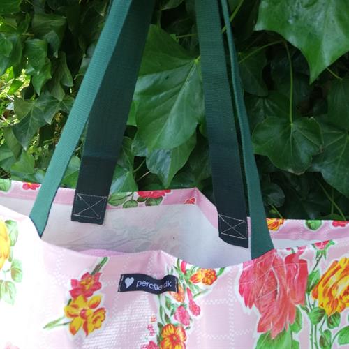 smuk grøn hank på den rosa taske i voksdug