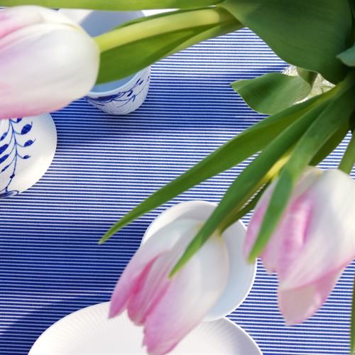 et smukt bord med tulipaner