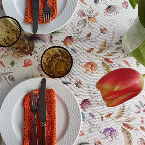 dæk et smukt bord til et dejligt måltid med tekstildugen